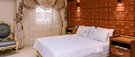 Habitación Royal | Minibar, decoración individual, mobiliario individual y escritorio