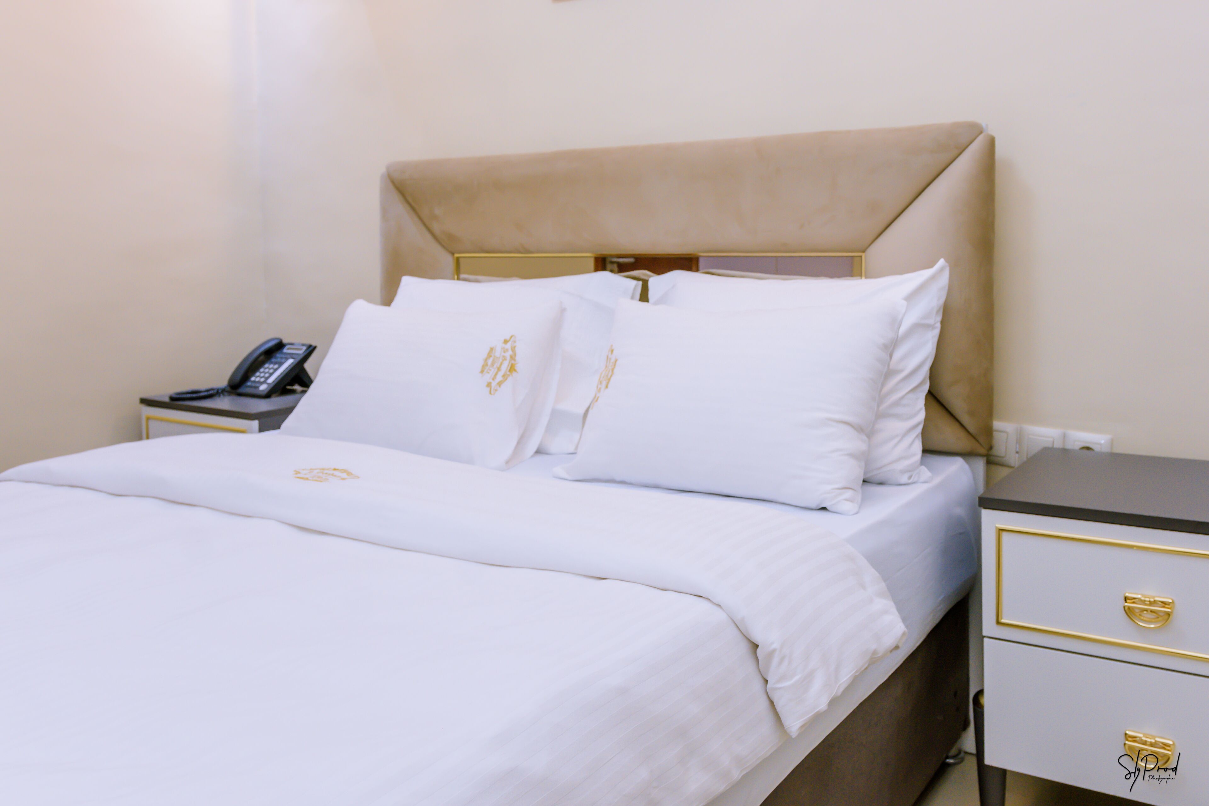 deluxe double room | minibar, individually decorated, individually furnished, desk