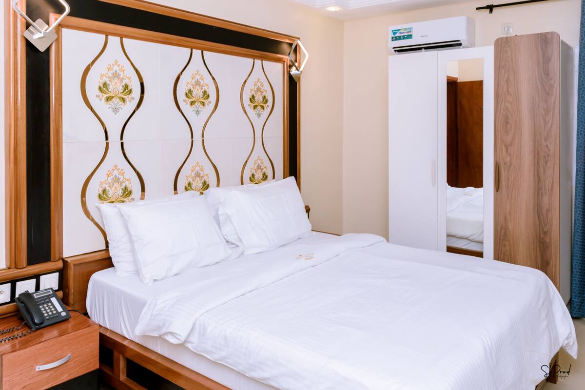 Phòng đôi Deluxe | Minibar, bàn, khu vực làm việc phù hợp cho laptop, màn/rèm cản sáng 