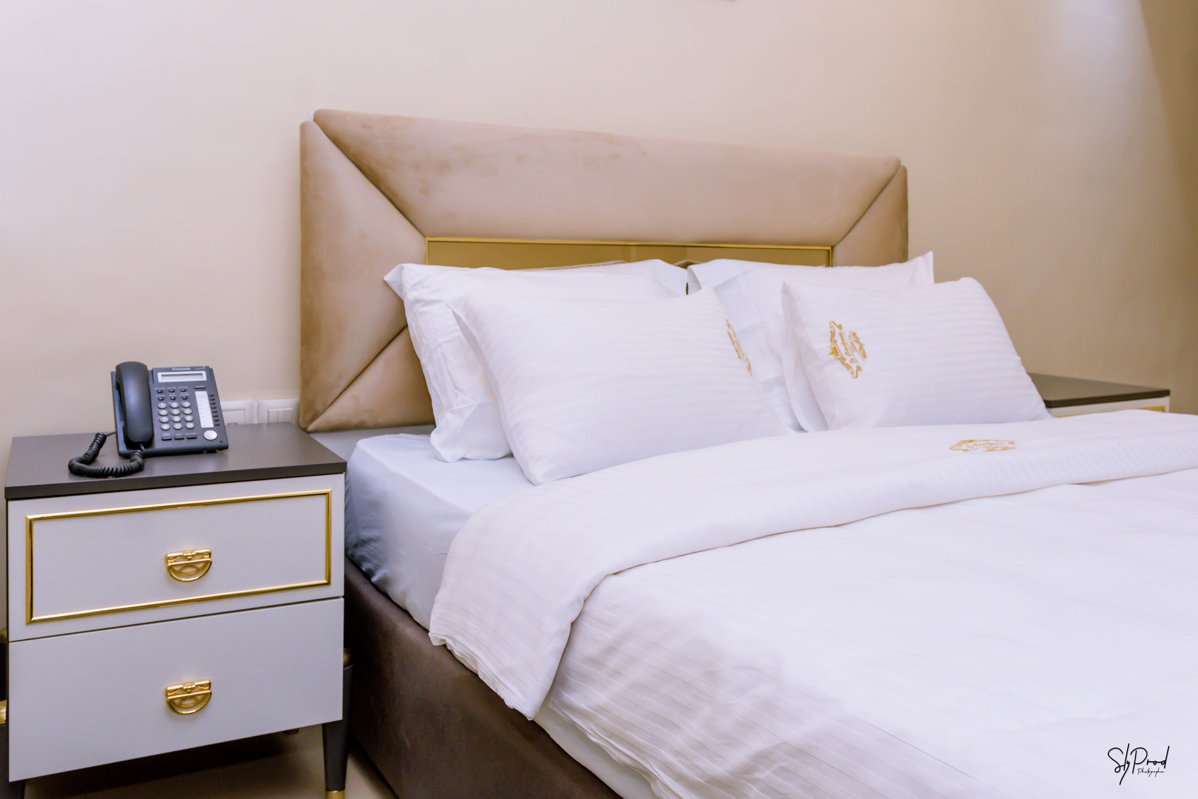 deluxe double room | minibar, individually decorated, individually furnished, desk