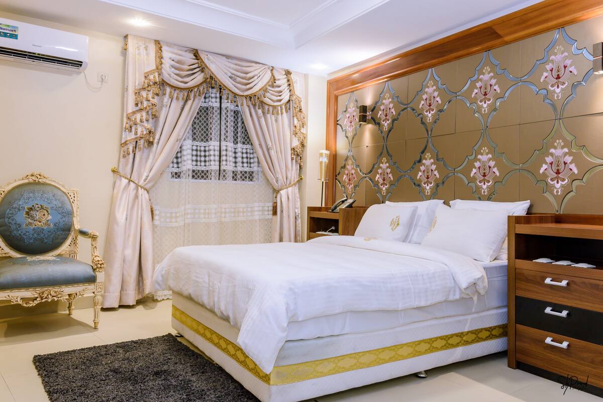 Phòng Royal | Minibar, bàn, khu vực làm việc phù hợp cho laptop, màn/rèm cản sáng 