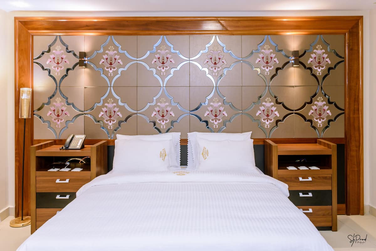 royal room | minibar, individually decorated, individually furnished, desk