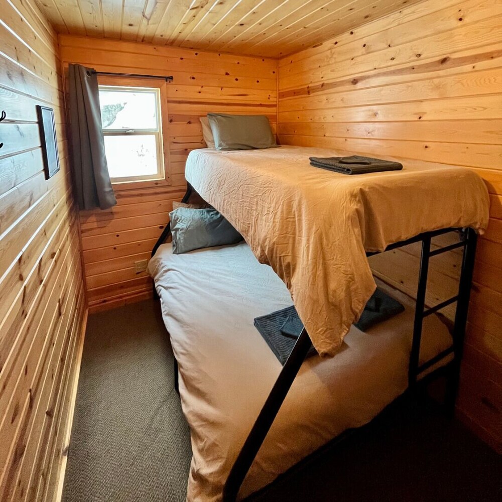 Lakefront Cottage with wood fired Hot tub and infrared Sauna Sioux