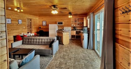 Lakefront Cottage with wood fired Hot tub and infrared Sauna
