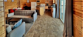 Lakefront Cottage with wood fired Hot tub and infrared Sauna