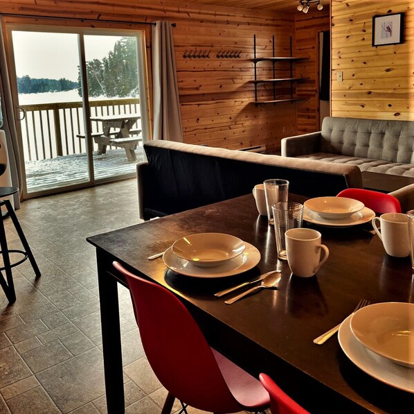 Smart TV, video games, books - Lakefront Cottage with wood fired Hot tub and infrared Sauna (Nestor Falls)