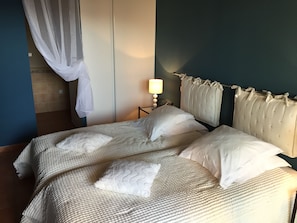 3 makuuhuonetta, silitysrauta/-lauta, vauvan matkasänky, Wi-Fi