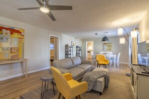 Smart TV, chimenea y libros 