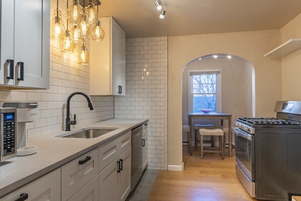 Refrigerador, microondas, horno y parrilla de estufa 