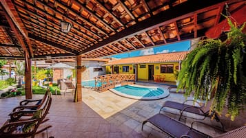 2 outdoor pools