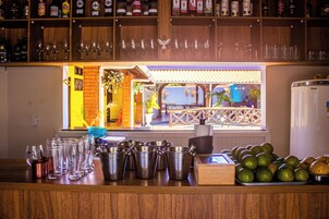 Bar junto a la piscina