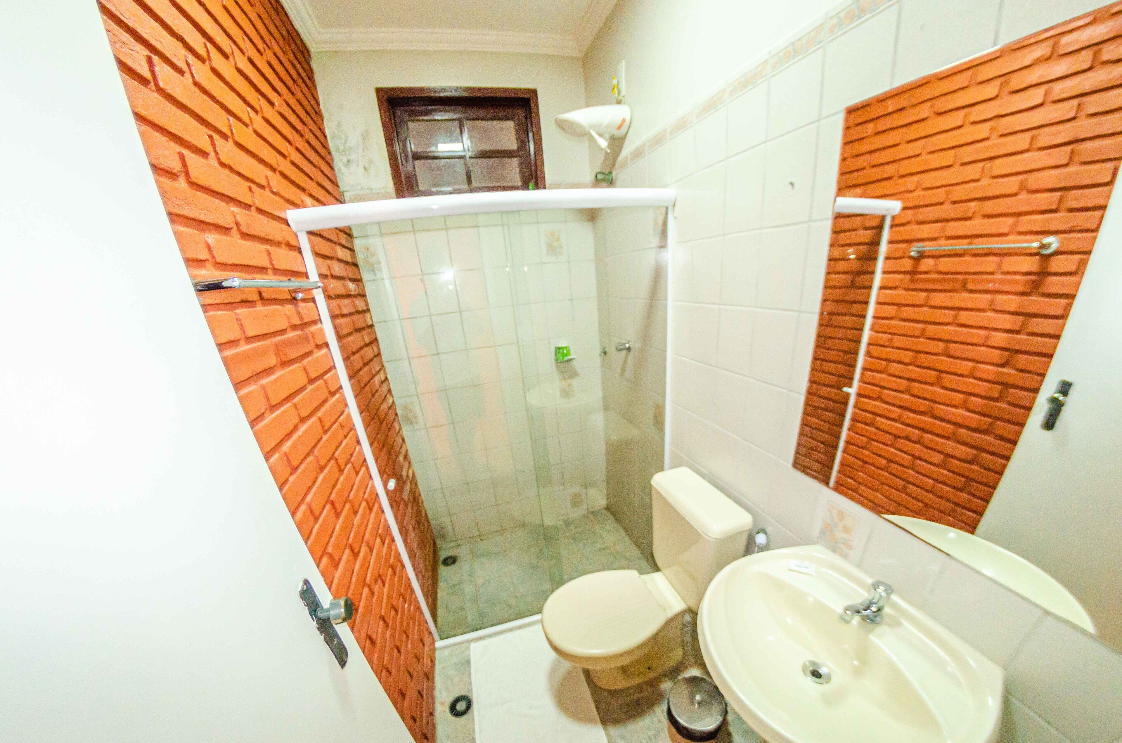 Un baño con inodoro, lavamanos y ducha.