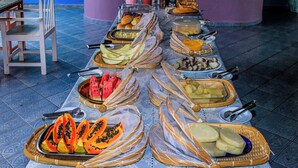 Una mesa de buffet con diversos alimentos y utensilios.