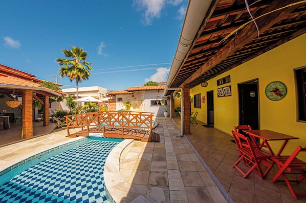 2 outdoor pools