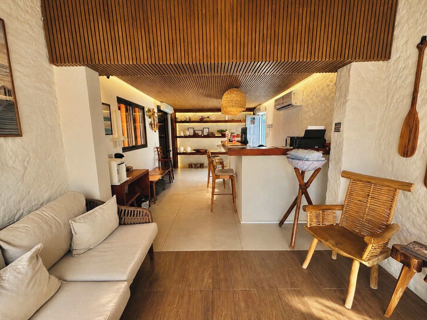 Una zona de estar acogedora con sofá, una mesa de comedor y una cocina con mostrador y sillas.