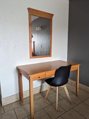 40-inch Smart TV with digital channels, TV - Austin Motor Inn (Austin)