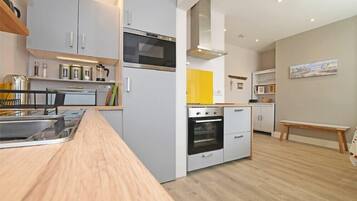 Fridge, cookware/dishes/utensils