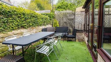 Cottage | Tempat makan luar