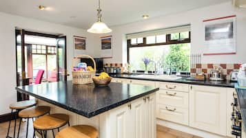 Cottage | Private kitchen | Dishwasher, cookware/dishes/utensils