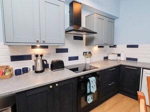 Cookware/dishes/utensils - Riverside Cottage (Morpeth)