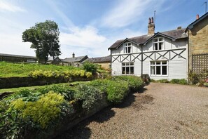 المنطقة المحيطة بالمنشأة