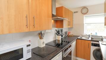 Cottage | Private kitchen | Fridge, cookware/dishes/utensils