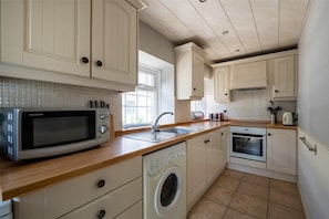 Cookware/dishes/utensils - The Arches (Belford)