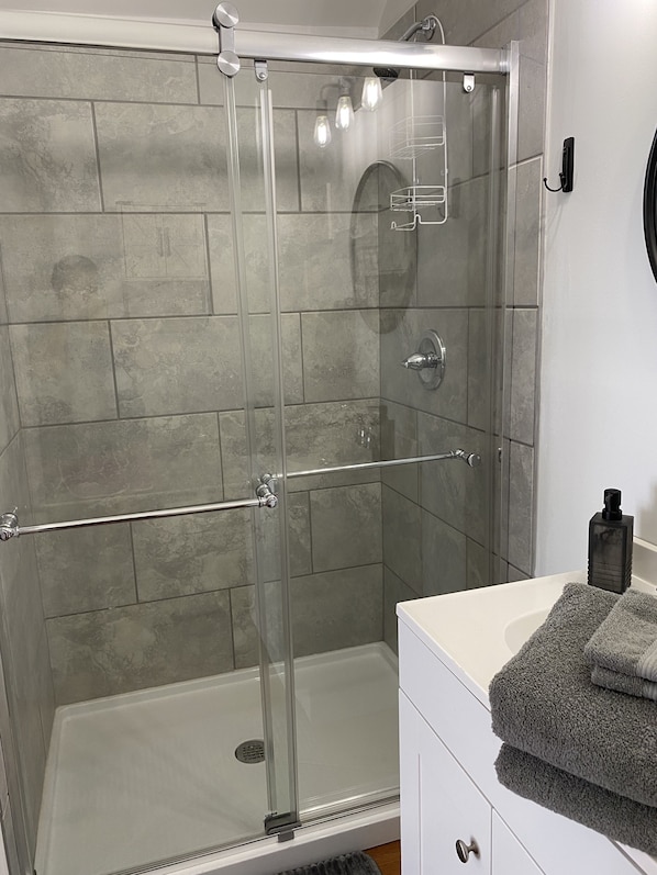 Douche, sèche-cheveux, serviettes fournies
