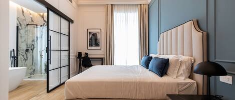 Kahden hengen junior-huone | Untuvapeitot, memory foam -patjalliset sängyt, minibaari