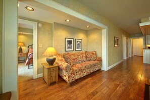 Fireplace - Luxury Condo in Pigeon Forge (Pigeon Forge)