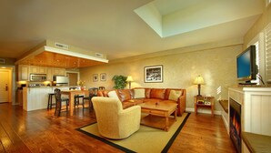 TV, fireplace - Luxury Condo in Pigeon Forge (Pigeon Forge)