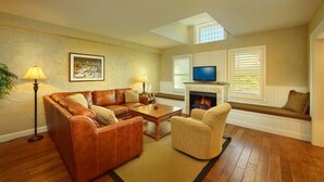 Living area - Luxury Condo in Pigeon Forge (Pigeon Forge)