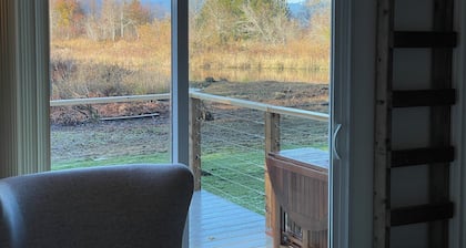 Hunter's Cozy River Bend Cabin on Skokomish River, 1bd/1ba