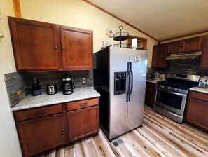 Geladeira, micro-ondas, fogão, cooktop