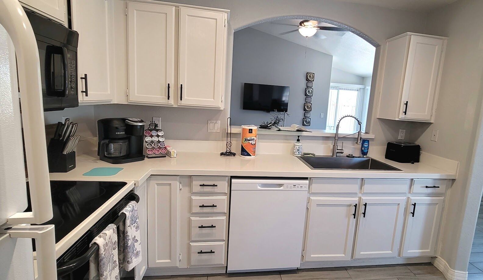 Coffee/tea maker, fridge, microwave, oven