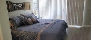 3 bedrooms, WiFi - Peoria 3 Bedroom 2 bath Home with 2 Car Garage and Community Pool. (Peoria)