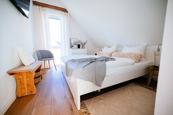 4 bedrooms, desk, iron/ironing board, travel crib