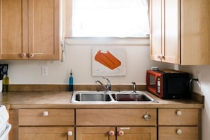 Fridge, microwave, oven, stovetop - Downtown Bozeman Bungalow - 2 blocks from Main St. (Bozeman)