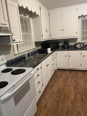 Jääkaappi, mikroaaltouuni, uuni, liesi