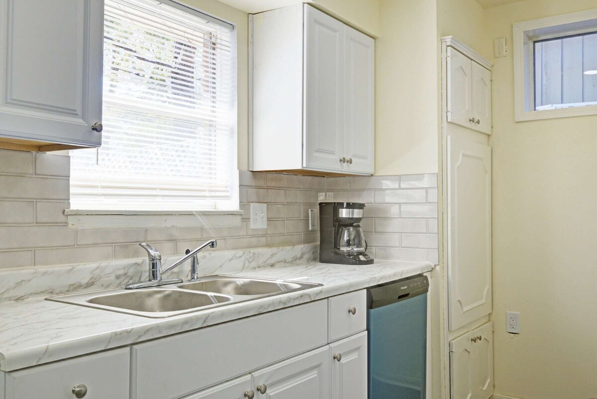 Photo 10 of Good Vibes 4 Bedroom with a Pool. Central Location