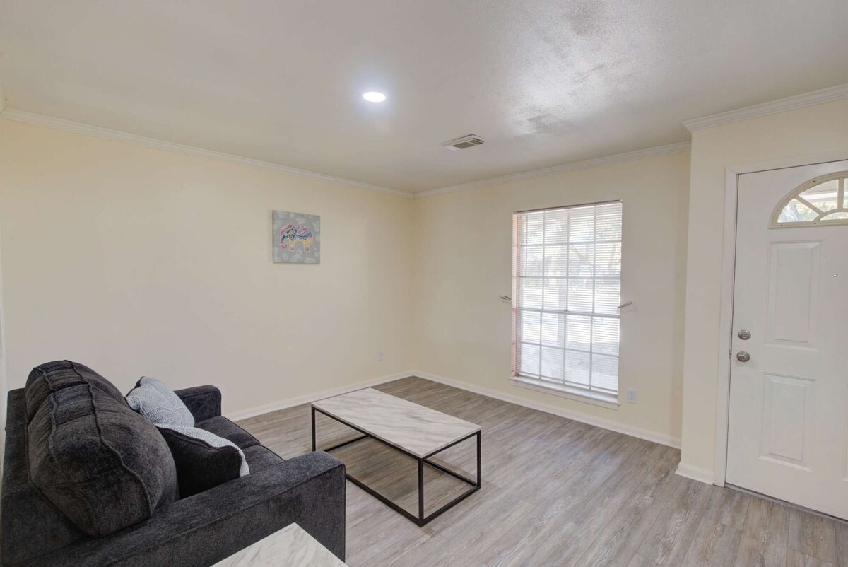 Photo 4 of Good Vibes 4 Bedroom with a Pool. Central Location
