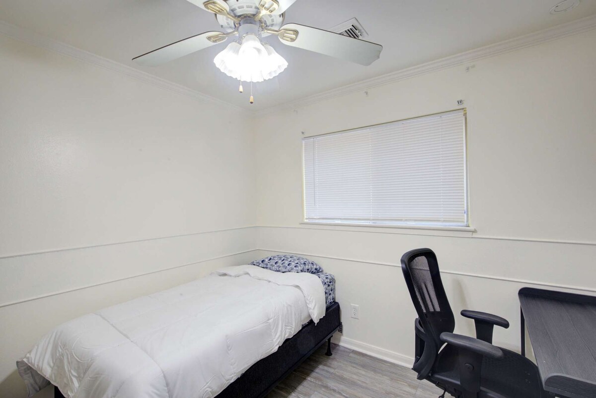 Photo 33 of Good Vibes 4 Bedroom with a Pool. Central Location