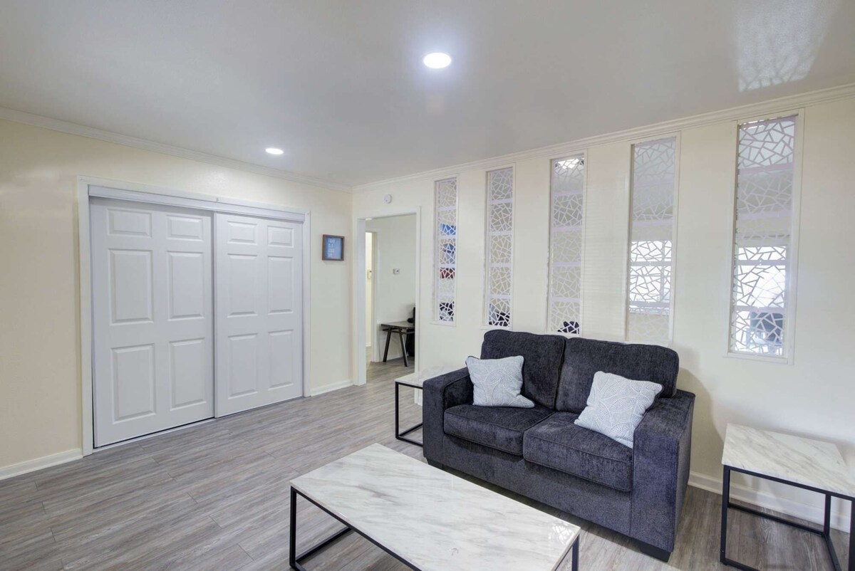 Photo 3 of Good Vibes 4 Bedroom with a Pool. Central Location