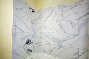 Een douche, een haardroger, handdoeken