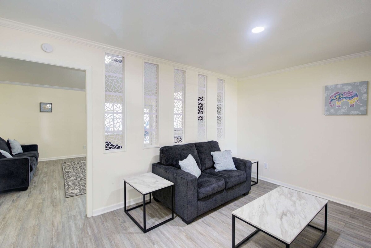 Photo 2 of Good Vibes 4 Bedroom with a Pool. Central Location