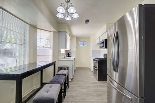Good Vibes 4 Bedroom with a Pool. Central Location
