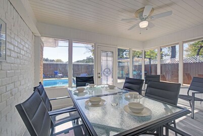 Good Vibes 4 Bedroom with a Pool. Central Location