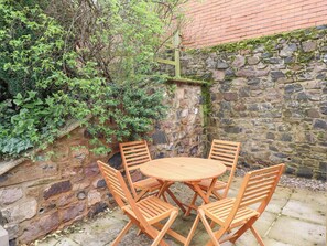 Outdoor dining - Coral Cottage (Bamburgh)