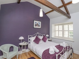 2 quartos, individualmente decorados, individualmente mobiliados