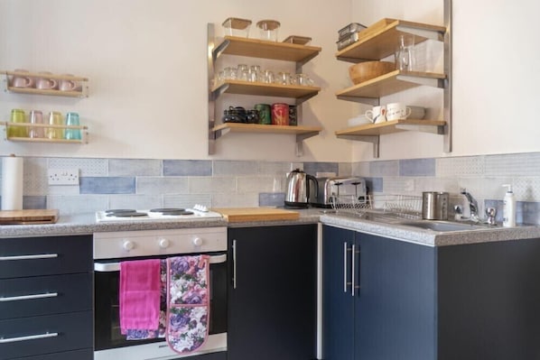 Fridge, cookware/dishes/utensils